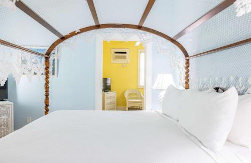 Historic Seaport Hotel | Deluxe King with Balcony - at James House with Parking!