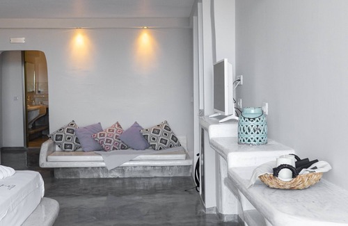 Perissa Hotel | Demilmar Luxury Suites