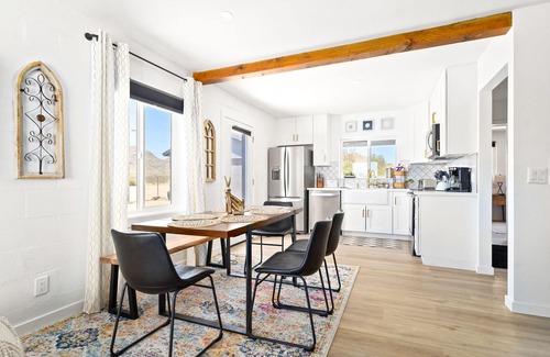 Joshua Tree House | Desert Oasis Home, Close to JT Park W/Hot Tub, Fire Pit, Climbing Wall.