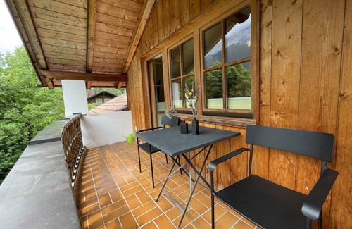 Untergrainau Apartment | Design studio with a view of the Zugspitze