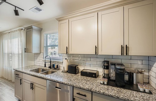 Westside House | Designer Furnished and Remodeled 3BR in Westside Atlanta - Office, Yard, Deck