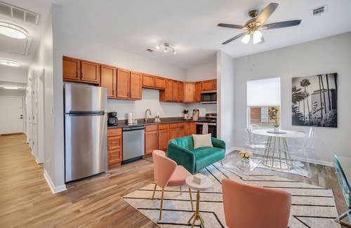 Metropolitan House | Designer Starland Bungalow, Amazing Patio, Walk Everywhere by Lucky Savannah