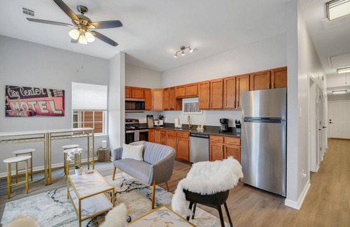 Metropolitan House | Designer Starland Bungalow, Amazing Patio, Walk Everywhere by Lucky Savannah
