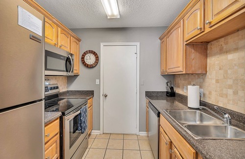 Saint Simons Island House | Desirable South End! Gated Townhome w Pool & Private Patio. Walk to Restaurants