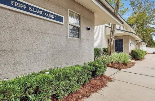 Saint Simons Island House | Desirable South End! Gated Townhome w Pool & Private Patio. Walk to Restaurants