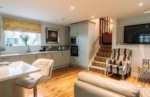 Willesborough Cottage | Detached Thatched cottage in a truly magical setting sleeps up to 6 persons