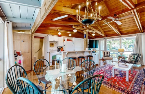 Rehoboth by the Sea House | Dewey Beach cottage 1 block from the beach, dog friendly