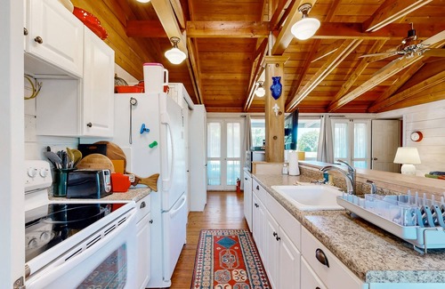 Rehoboth by the Sea House | Dewey Beach cottage 1 block from the beach, dog friendly