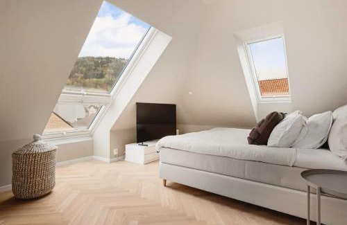 Bergen City Centre House | Dinbnb Apartments I Mid-City Luxury with Mini Balcony and Smart TV & Sound System