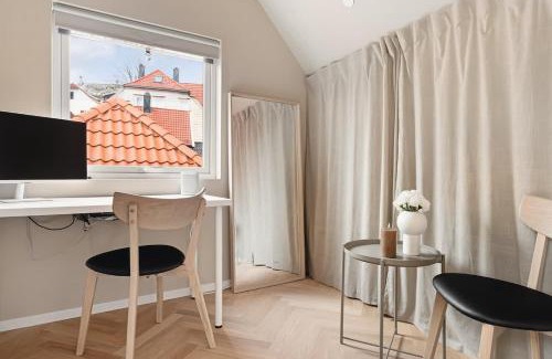 Bergen City Centre House | Dinbnb Apartments I Mid-City Luxury with Mini Balcony and Smart TV & Sound System