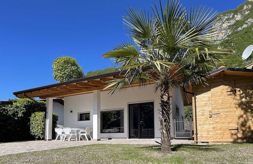 Idro House | Directly on the lake with garden
