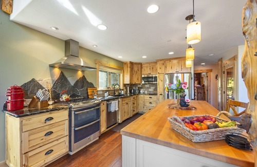 Soda Springs Cabin | Discount dates at the Hillside Mountain Retreat, elegantly rustic