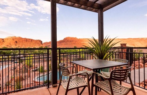 Moab House | Discover a Hidden Treasure: Free Breakfast, Pool, Hot Tub, Parking!