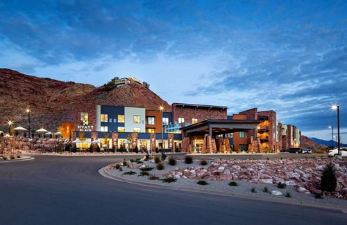 Moab House | Discover a Hidden Treasure: Free Breakfast, Pool, Hot Tub, Parking!