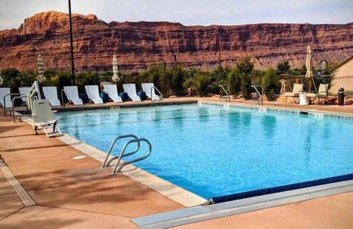 Moab House | Discover a Hidden Treasure: Free Breakfast, Pool, Hot Tub, Parking!