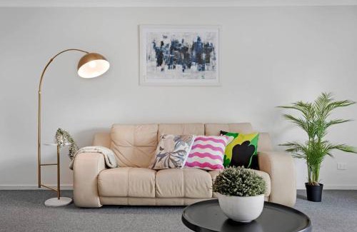 Mount Annan House | Discover Mount Annan Spacious 6-BR House