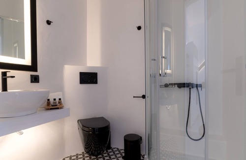 Perissa Hotel | Divelia