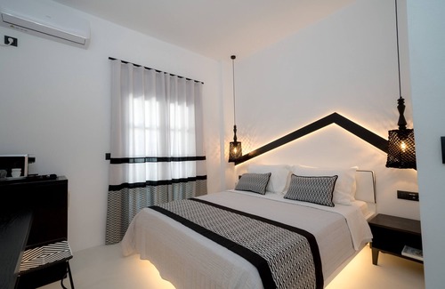Perissa Hotel | Divelia