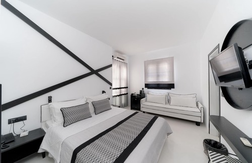 Perissa Hotel | Divelia