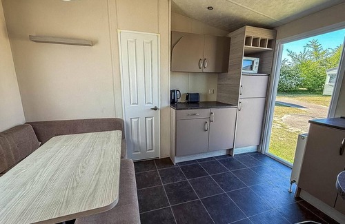 Great Yarmouth House | Dog-friendly 8 berth caravan at Cherry Tree Holiday Park in Norfolk ref 70363C