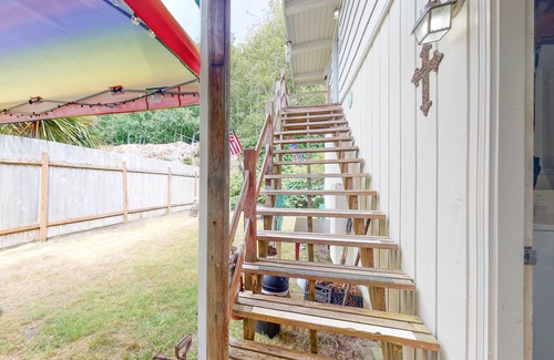 Winchester Bay Apartment | Dog-friendly ADU with a full kitchen & shared washer/dryer - near the water