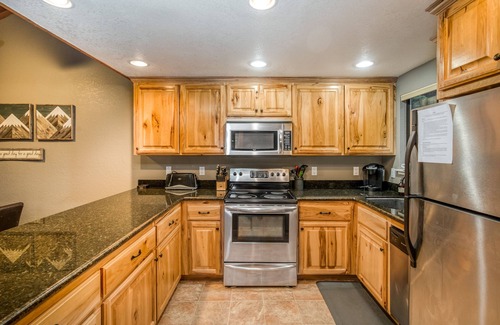 Shaver Lake Condo | Dog-friendly condo w/an updated kitchen, furnished deck, shared pool, & hot tub