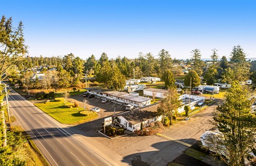 Westport House | Dog-friendly corner room with a kitchenette, fast WiFi, & fish cleaning station