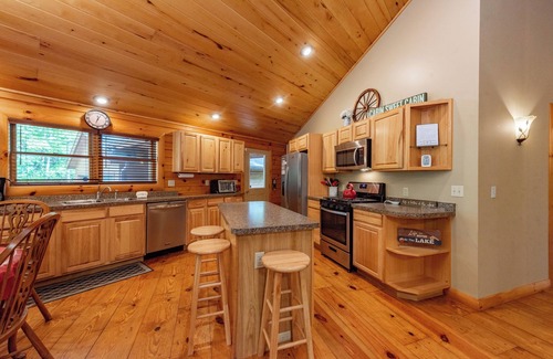 Oakland House | Dog Friendly Hexagon Log Cabin Near Deep Creek Lake
