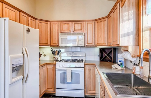 Willow Grove House | Dog-friendly home with mountain views, deck, washer/dryer, kitchen & fireplace