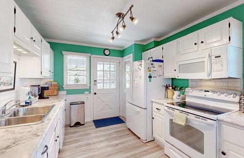 Indiantown Shores House | Dog-friendly House w/Water View, Free WiFi, AC, Private Hot Tub