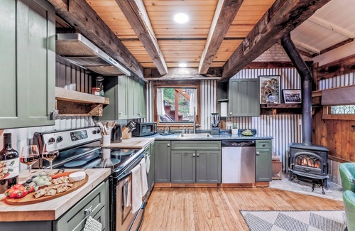 Jamestown Cabin | Dog-Friendly Year-Round Creekside Cabin Hot Tub 5.8 Acres