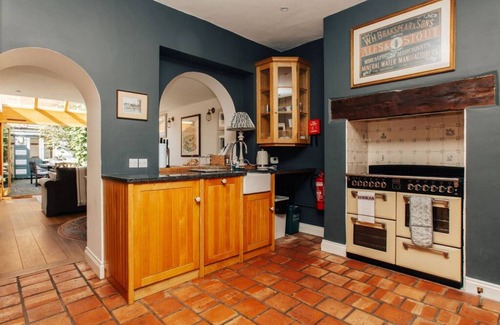Henley-on-Thames House | Dolls House - Luxury Townhouse - From 400 Per Night