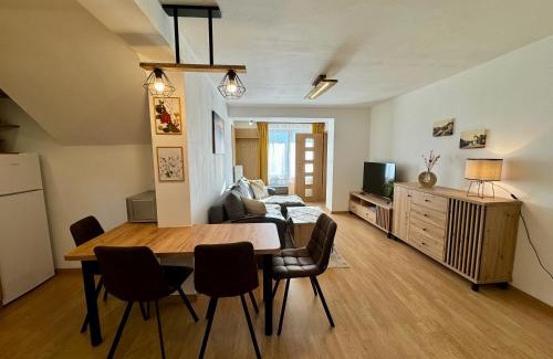 Velky Slavkov Apartment | Domček pod lesom