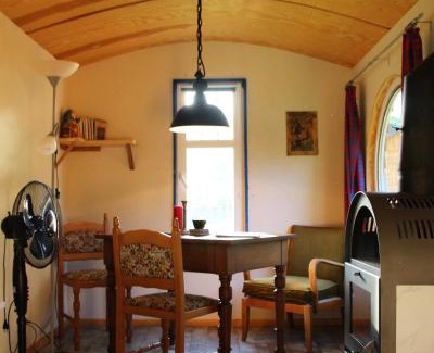 Burg Apartment | Dom Žaba - Spreewaldatmosphäre im neu renovierten Bauwagen