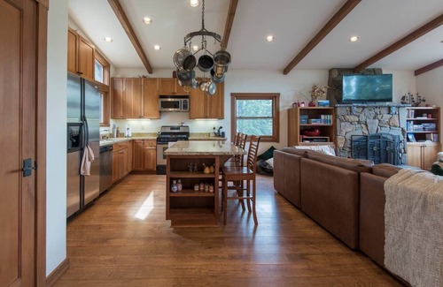 Truckee House | DonnerDayz.com Large + Luxury Home + Salt Water Hot Tub + New Purple Mattresses