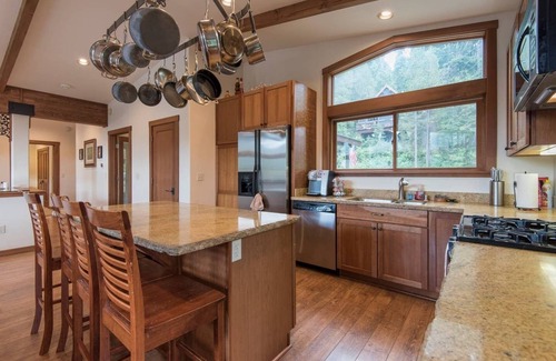 Truckee House | DonnerDayz.com Large + Luxury Home + Salt Water Hot Tub + New Purple Mattresses