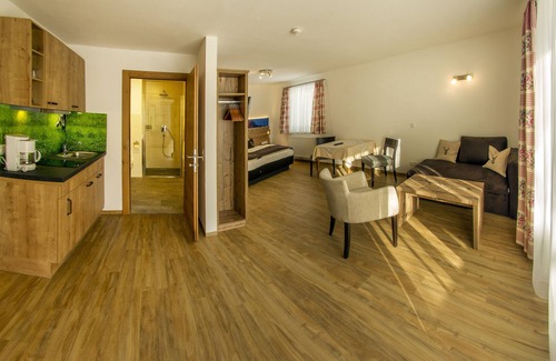 Nesselwaengle Apartment | Doppelzimmer mit Balkon - Appartments und Pension Mariandl