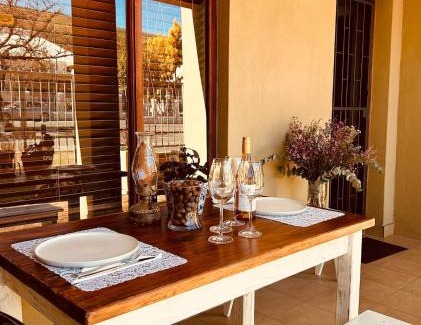 Paarl Apartment | Dottie's charming cottage two bedroom apartment and workspace