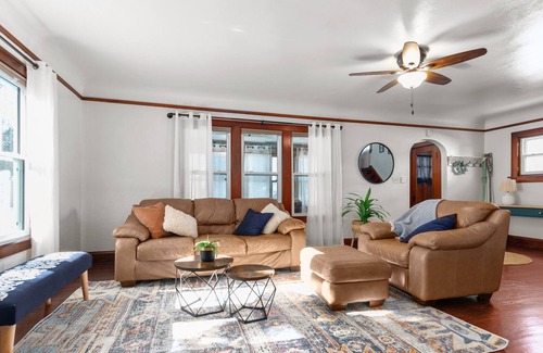 Menasha House | Doty Island Life 3 BR Home close to Lake/Park/Hospital Pet-Friendly