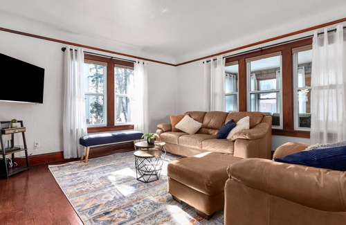 Menasha House | Doty Island Life 3 BR Home close to Lake/Park/Hospital Pet-Friendly