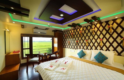 Alappuzha Boat Rental | Double Decker Boathouse