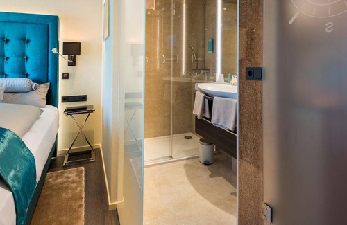 Muelheim Hotel | Double room, shower, toilet, river view