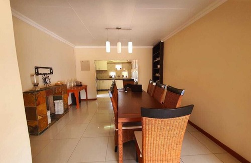 Mahikeng House | Double Room in cosy Guesthouse, one of the select guesthouses in Mahikeng ! in Mahikeng