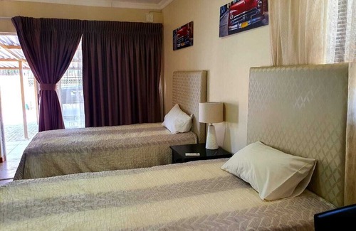 Mahikeng House | Double Room in cosy Guesthouse, one of the select guesthouses in Mahikeng ! in Mahikeng