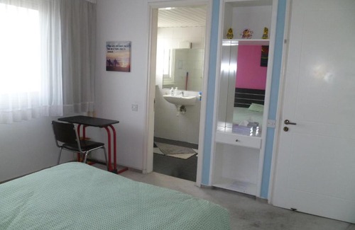Nicosia House | Double room with ensuite bathroom at Datacom building