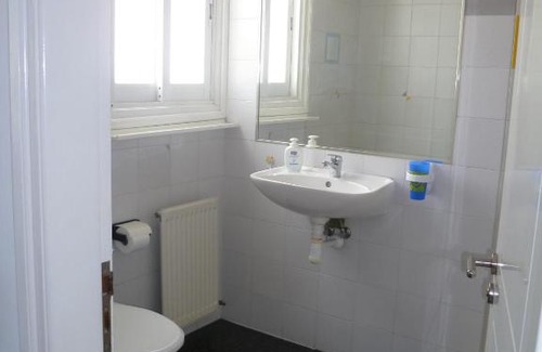 Nicosia House | Double room with ensuite bathroom at Datacom building