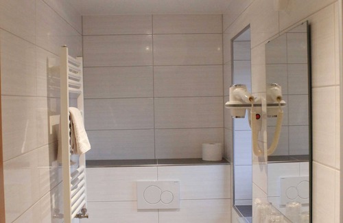 Hann. Muenden Apartment | Double room with shower /toilet incl. Breakfast - Landgasthaus zum Krug