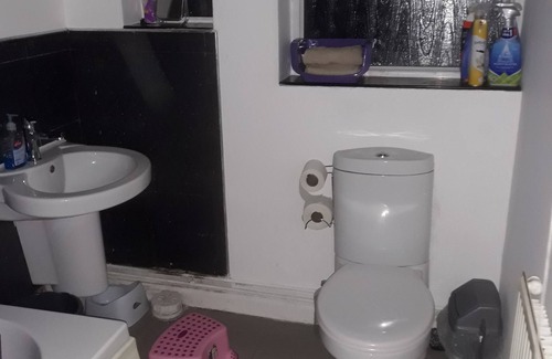 Birmingham House | Double room with shared bathroom