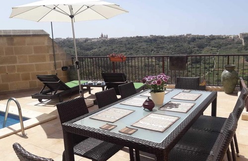Xaghra Bed & Breakfast | Double room with spa bath and balcony