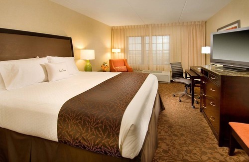 Dulles Town Center Hotel | DoubleTree by Hilton Sterling - Dulles Airport